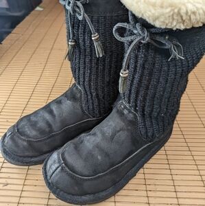 UGG Womens Size 7  Suburb Crochet Shearling Boots S/N 5124 Black